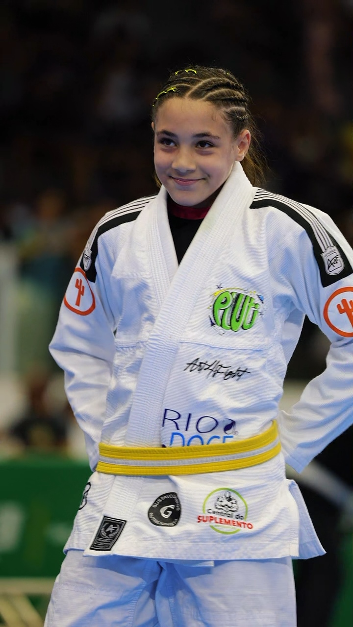 Marina de kimono sorrindo