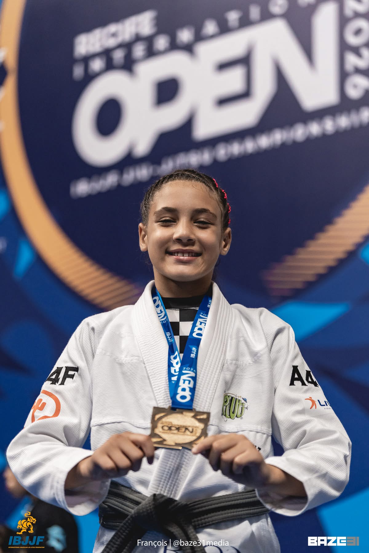 Marina Menezes no pódio exibindo a medalha do Recife International Open